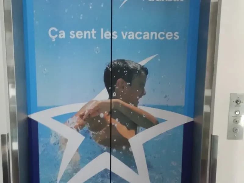 Portes d’ascenseur habillées d’un visuel Air Transat
