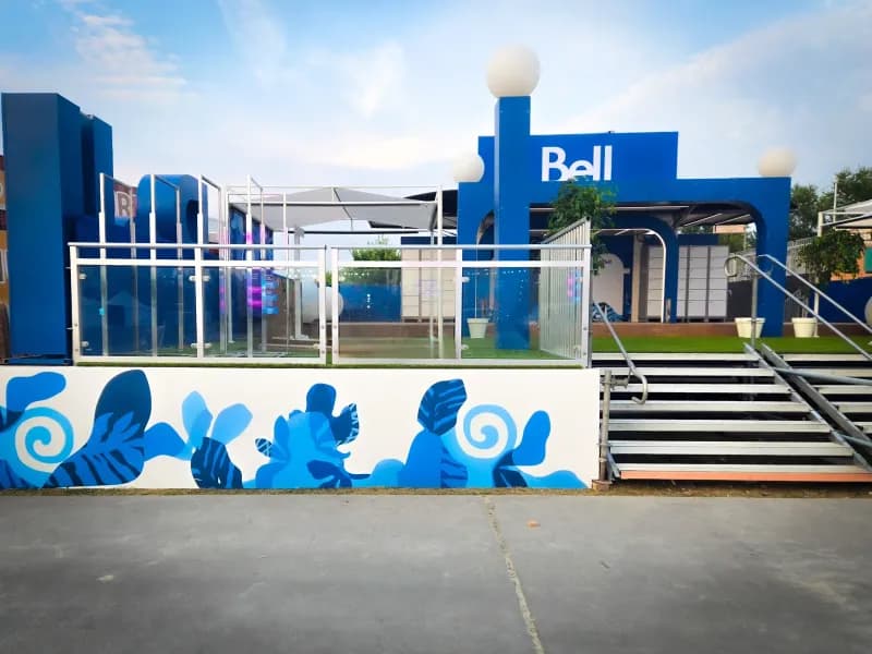 Structure de festival aux couleurs de Bell avec murale imprimée