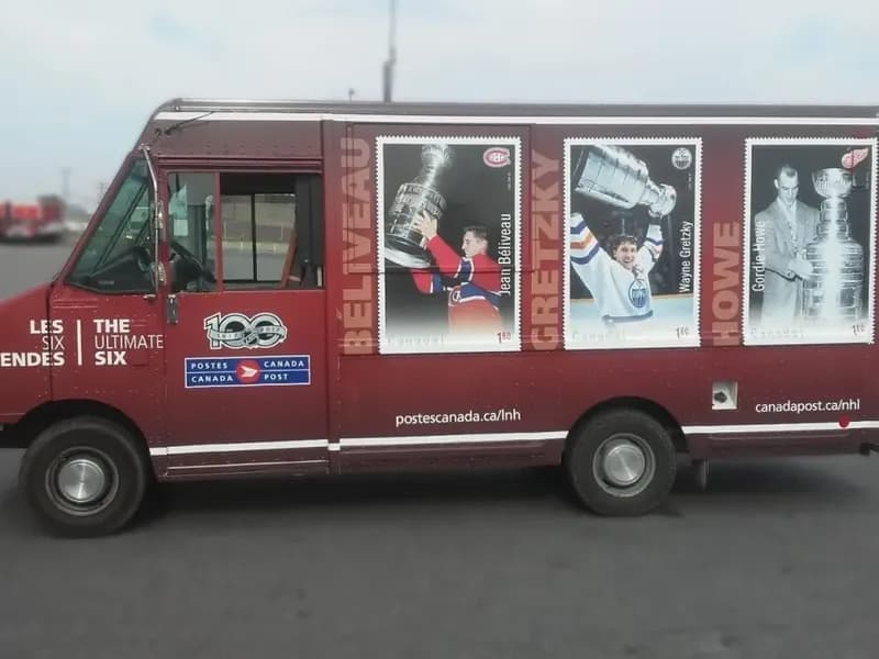 Camion de Postes Canada habillé de la série de timbres « Les Six Légendes » du hockey