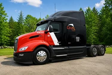Camion semi-remorque rouge et noir avec graphiques CNTL