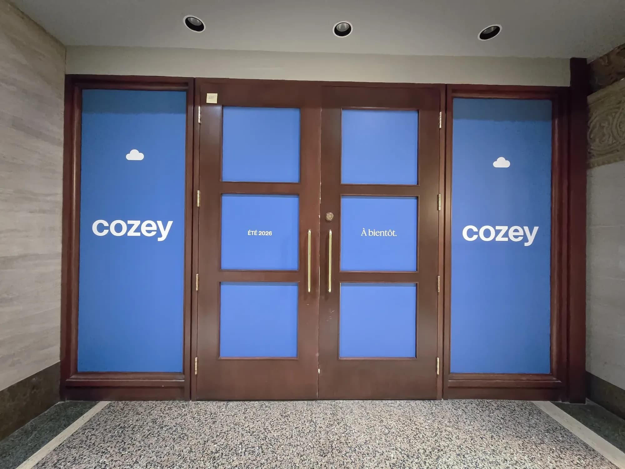 Portes et vitrages d’entrée couverts de vinyle bleu Cozey « À bientôt »