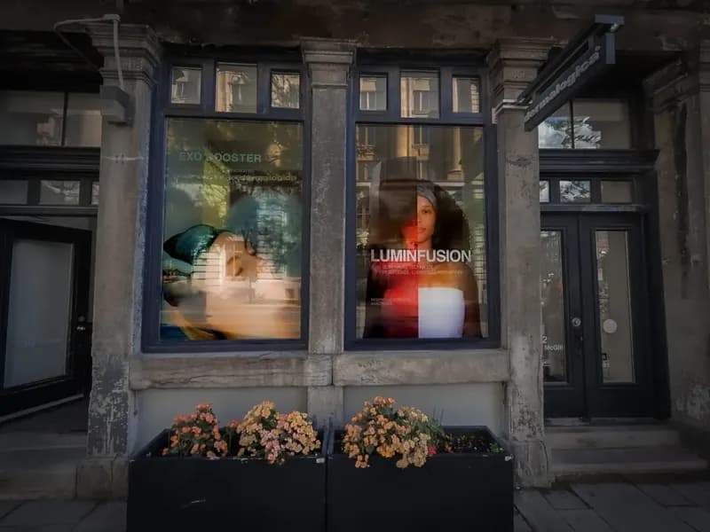 Vitrines d’une boutique Dermalogica avec visuels de campagne