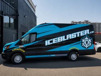 Fourgonnette Ford Transit habillée d’un lettrage bleu et noir pour Iceblaster