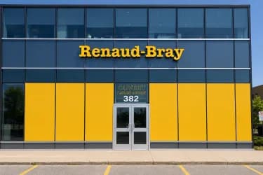 Devanture de la librairie Renaud-Bray avec panneaux jaunes et lettrage