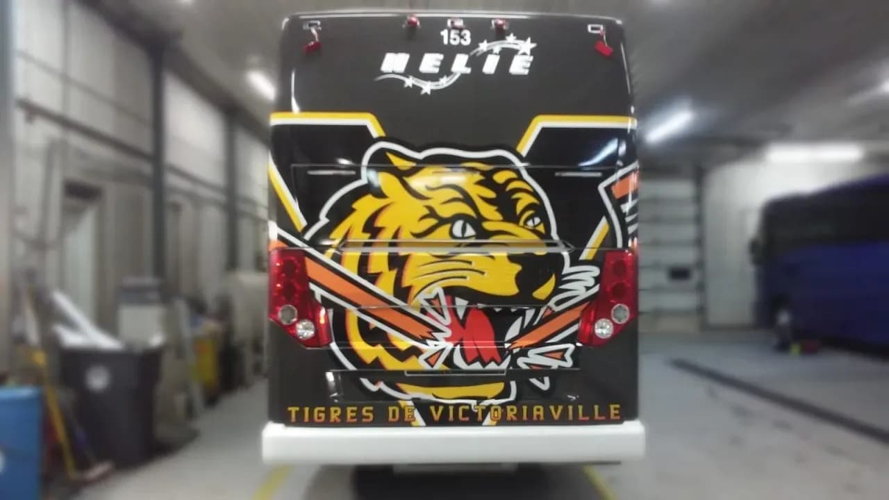 Arrière d’un autobus habillé aux couleurs des Tigres de Victoriaville