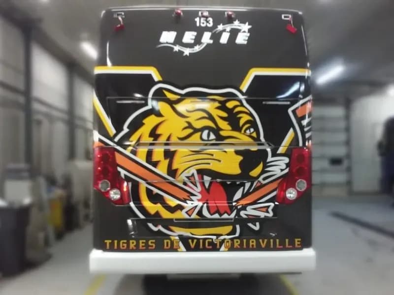Arrière d’un autobus habillé aux couleurs des Tigres de Victoriaville