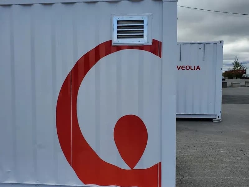 Conteneur de chantier habillé du logo Veolia
