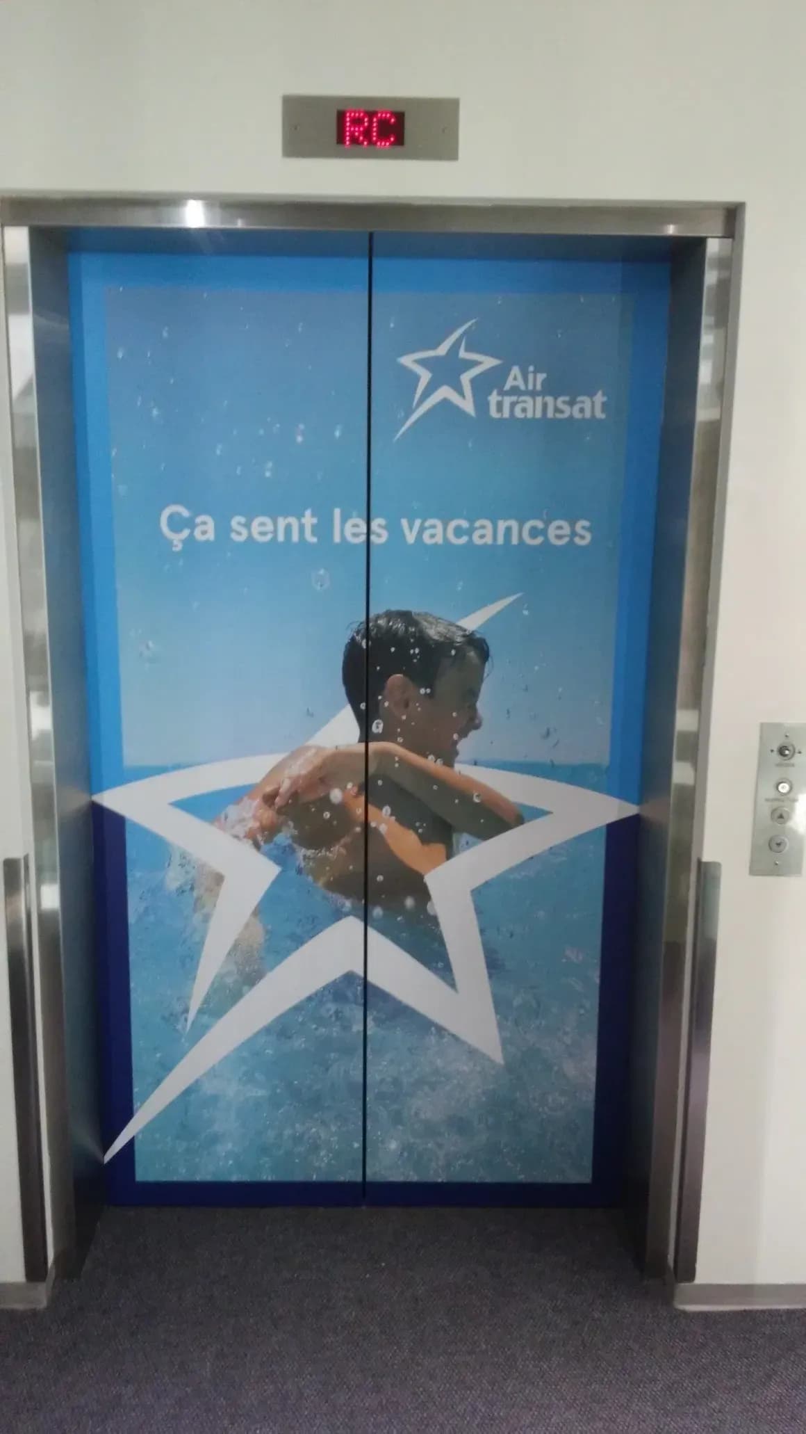 Portes d’ascenseur habillées d’un visuel Air Transat