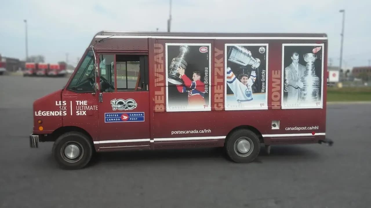 Camion de Postes Canada habillé de la série de timbres « Les Six Légendes » du hockey