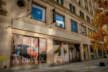 Vitrines habillées de graphiques Cozey sur une rue du centre-ville