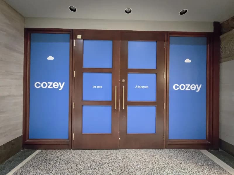 Portes et vitrages d’entrée couverts de vinyle bleu Cozey « À bientôt »