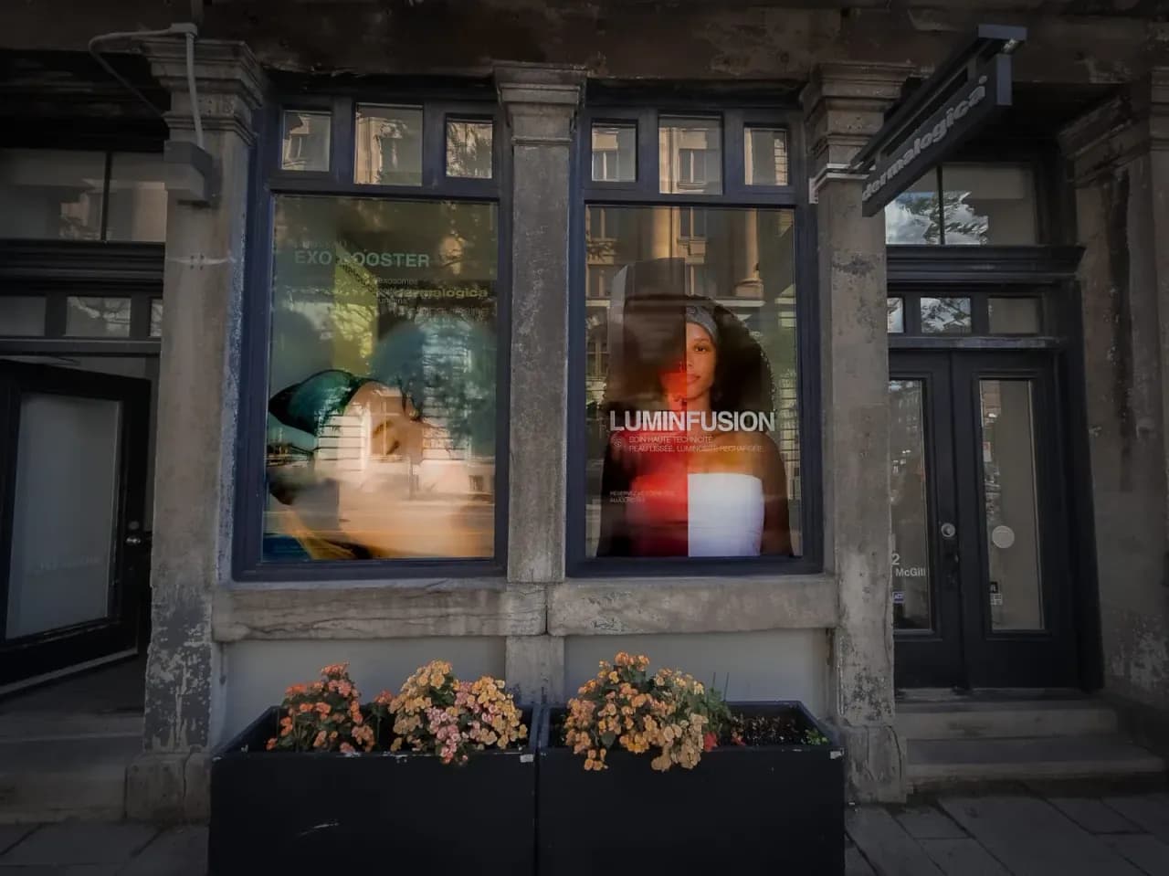 Vitrines d’une boutique Dermalogica avec visuels de campagne