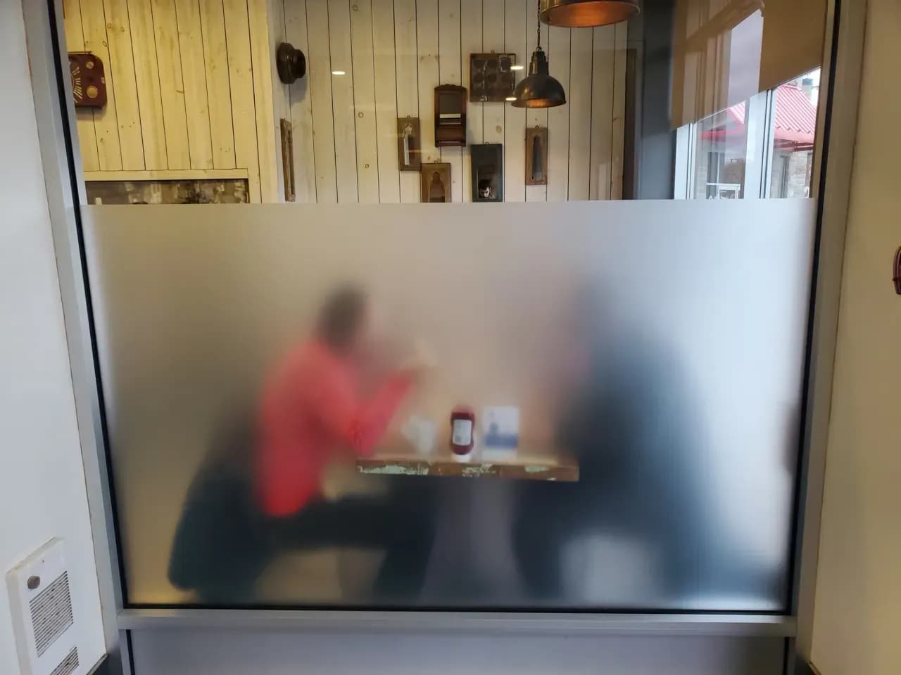Cloison vitrée avec vinyle dépoli préservant l’intimité d’une salle à manger