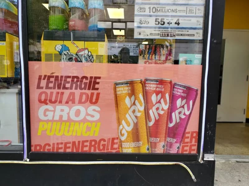Vitrine de dépanneur avec vinyle perforé promotionnel GURU