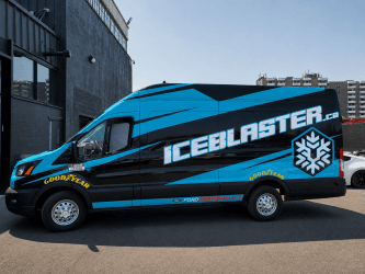 Fourgonnette Ford Transit habillée d’un lettrage bleu et noir pour Iceblaster