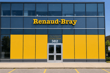 Devanture de la librairie Renaud-Bray avec panneaux jaunes et lettrage