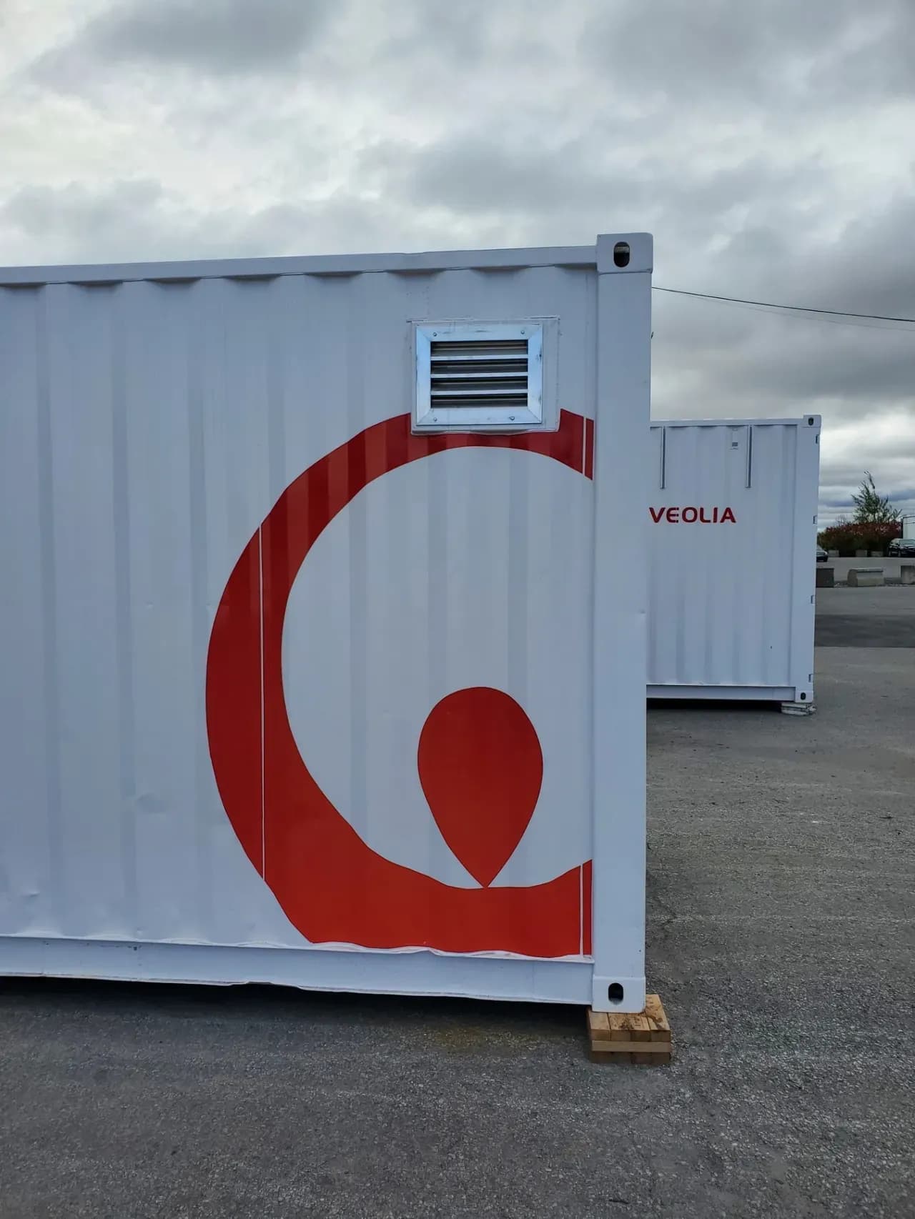 Conteneur de chantier habillé du logo Veolia
